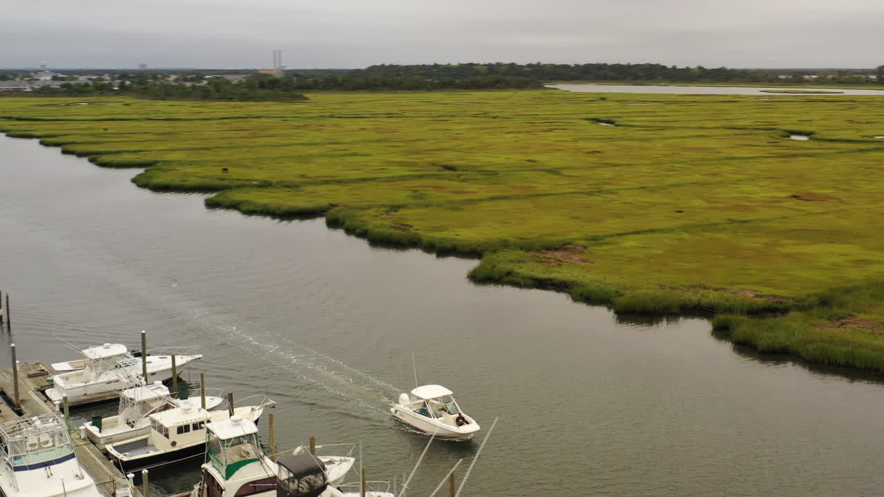 뉴욕 프리포트에서 항해하는 작은 어선의 조감도