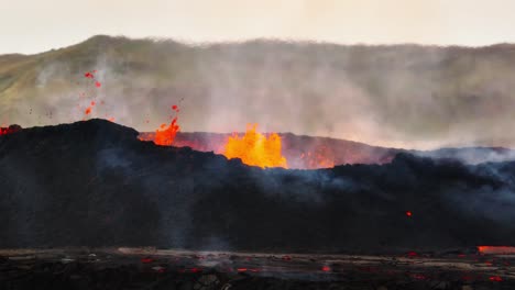 Vista-De-Cerca-De-La-Erupción-Volcánica-En-Litli-hrutur,-Islandia,-Con-Lava-Y-Humo-Saliendo
