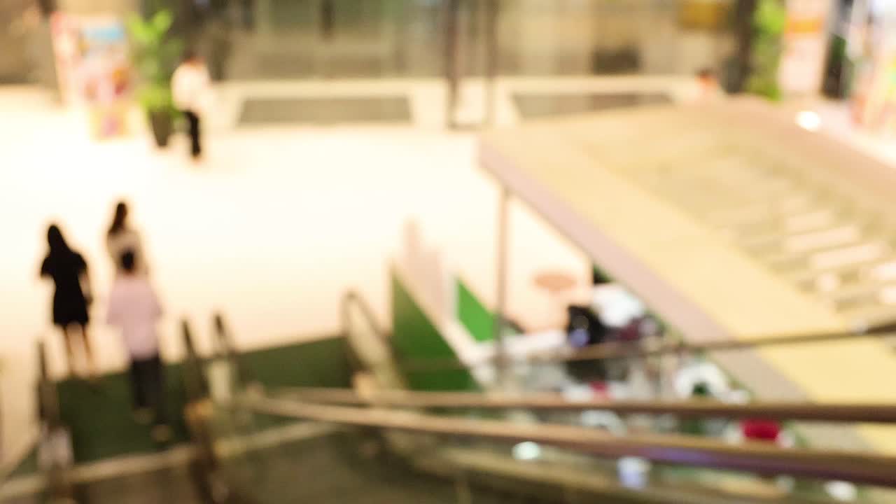 비는 쇼핑 센터 를 걸어다니는 사람 들