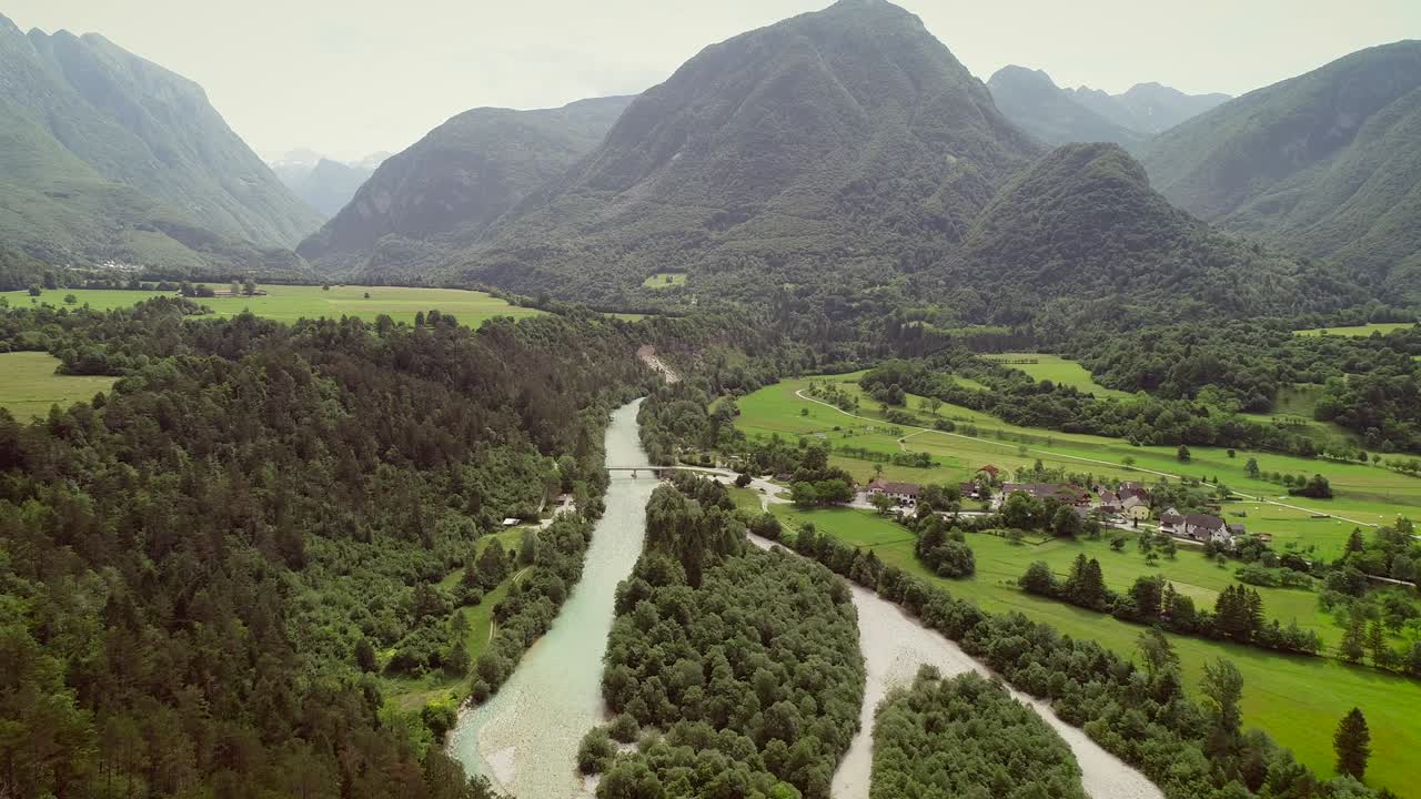 vista aérea de un pequeño pueblo con casas típicas junto al río soca, eslovenia.
