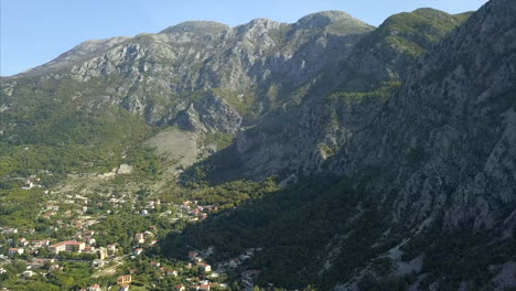 Riesige-Bergkette-Hinter-Risan-In-Montenegro-Teilweise-Im-Schatten