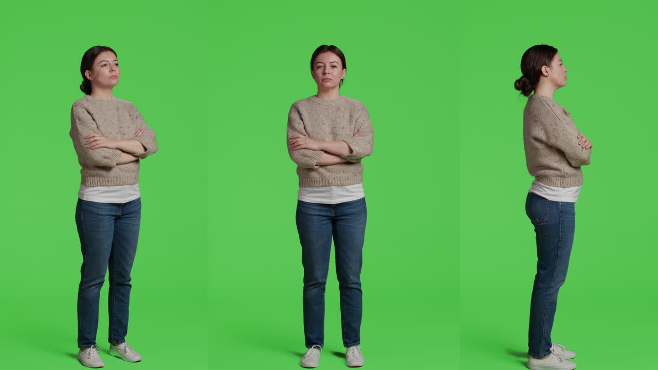 초록색 스크린 앞에서 포즈를 취하는 여자