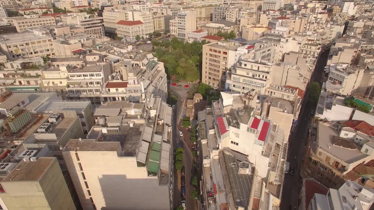 Riprese aeree con drone del centro urbano di Atene, capitale della Grecia, in una giornata di sole - ripresa di contesto