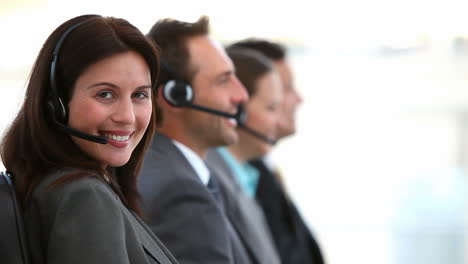 agentes de servicio al cliente sonrientes trabajando en un centro de llamadas