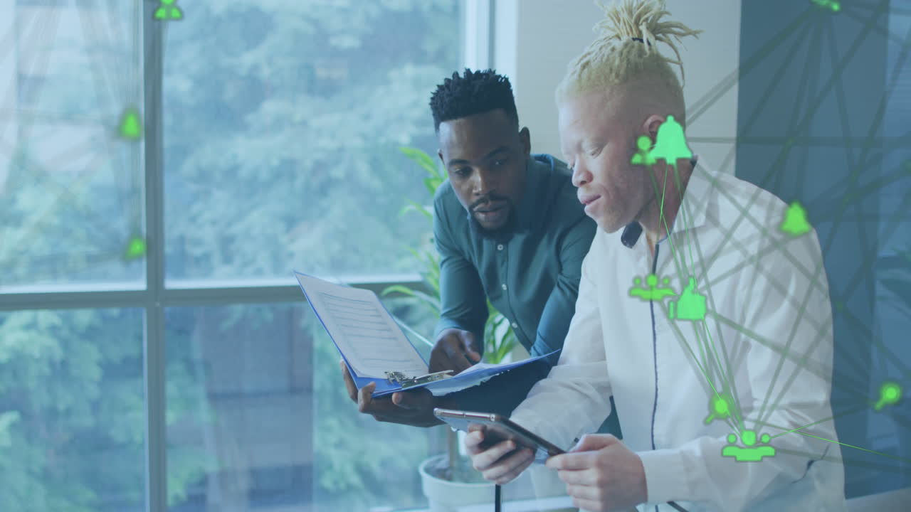 Animation af globus med netværk af forbindelser over forskellige forretningsfolk på kontor