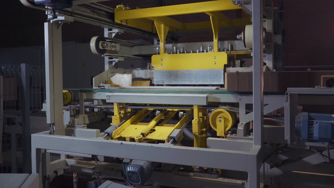 공장에서 벽돌 생산 라인