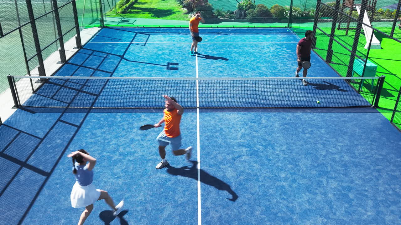 Vista aérea de pessoas jogando padel numa quadra azul