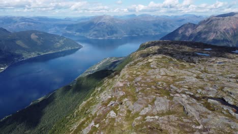 Increíble-Vista-Panorámica-Del-Fiordo-Desde-Arriba-Ruta-De-Senderismo-Lofthus-Y-Queens-En-Hardanger-Noruega---Sorfjorden-Hardangerfjord-Y-Fiordo-Que-Conduce-A-Eidfjord-Visto-Abajo---Antena