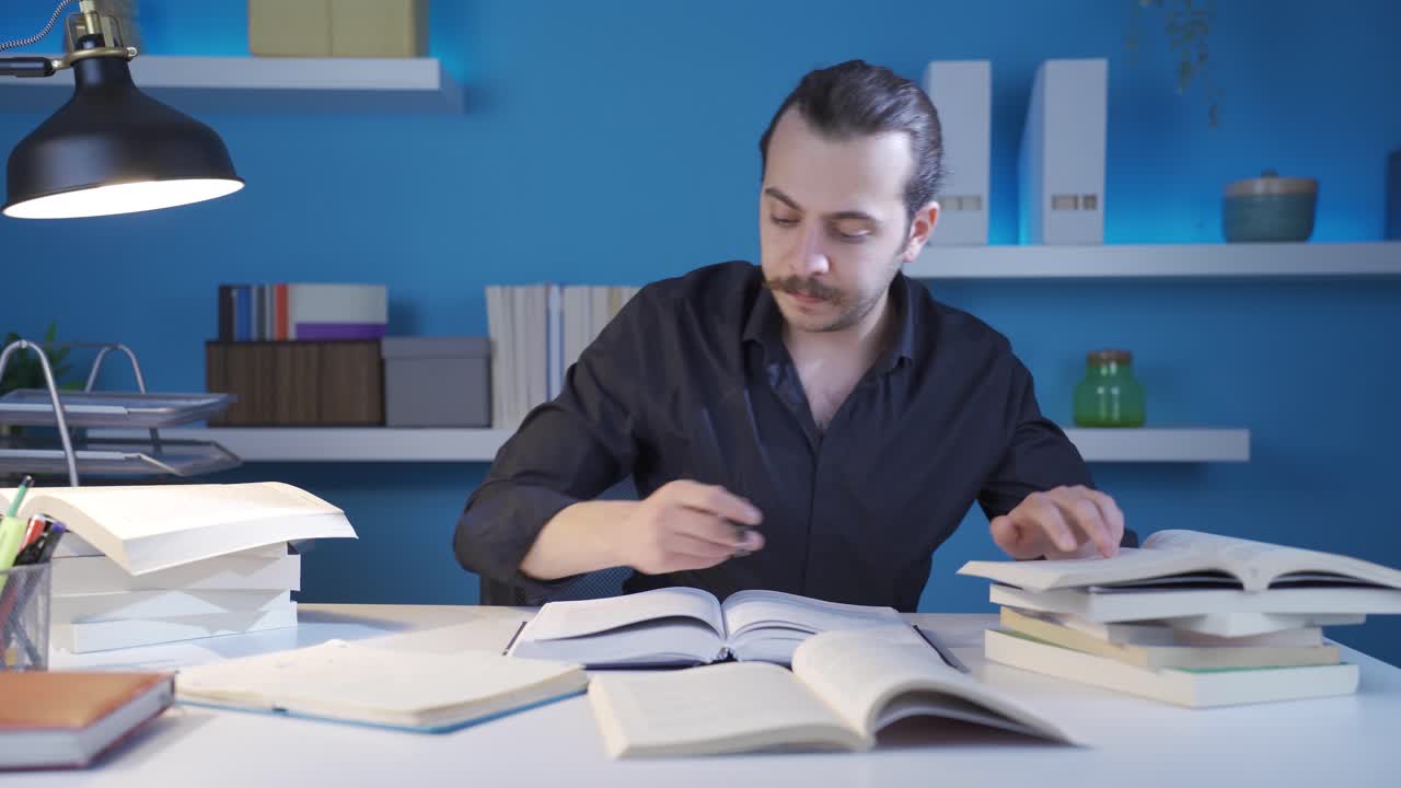 el joven historiador que lee el libro sobre la edad media tiene éxito.