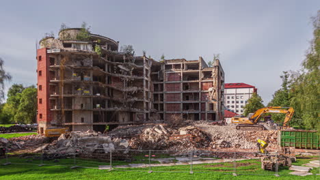 Timelapse-shot-of-a-hydraulic-crusher-excavator-backhoe-machine-demolishing-an-old-building-on-a-cloudy-day