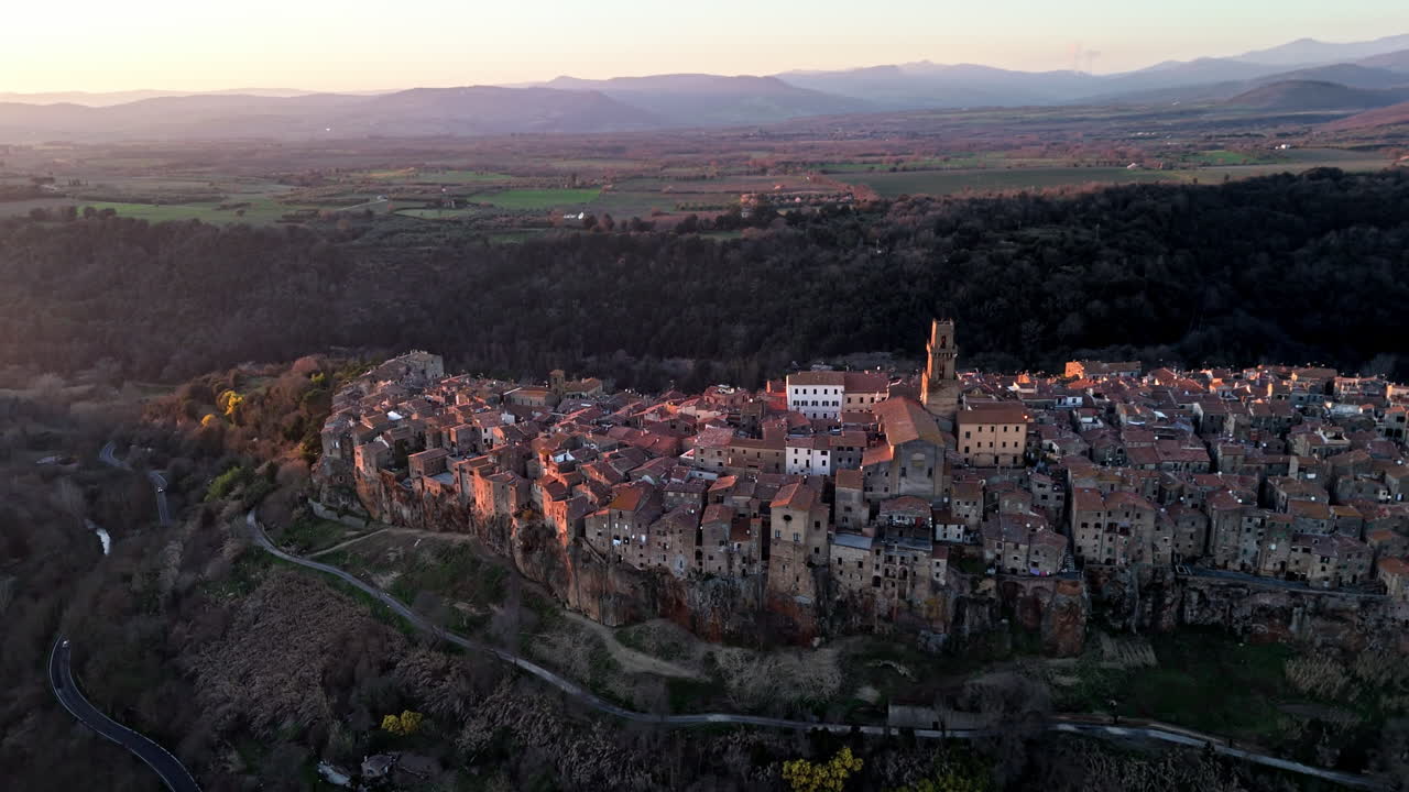 Luftaufnahme von Pitigliano, Toskana, die seinen Klippencharme bei Sonnenuntergang präsentiert.