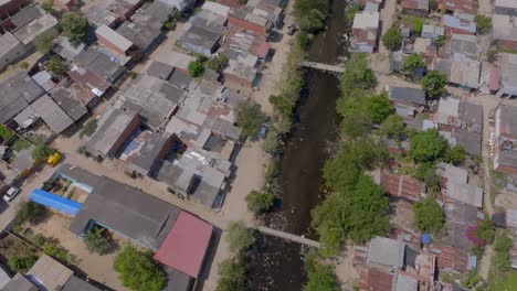 tilt filmado desde un avión no tripulado de un barrio pobre en cartagena, colombia