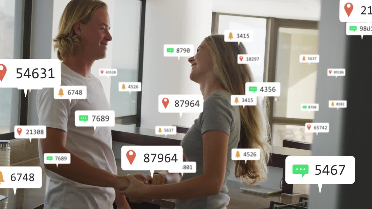 animación de las notificaciones de las redes sociales sobre una pareja feliz bailando en una cocina soleada