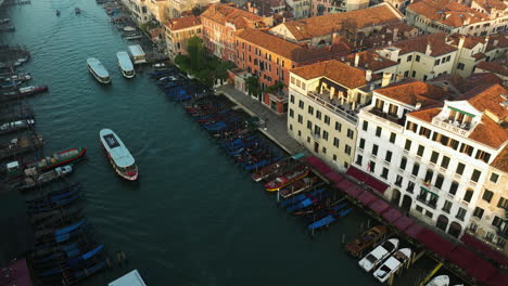 autobús acuático y barcos en el gran canal de venecia al amanecer - toma aérea de drones