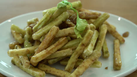 papas fritas con salsa de berenjena