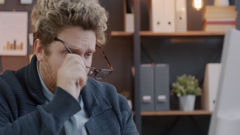 un hombre de negocios cansado en su escritorio.