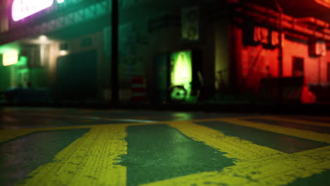una calle oscura y sucia por la noche