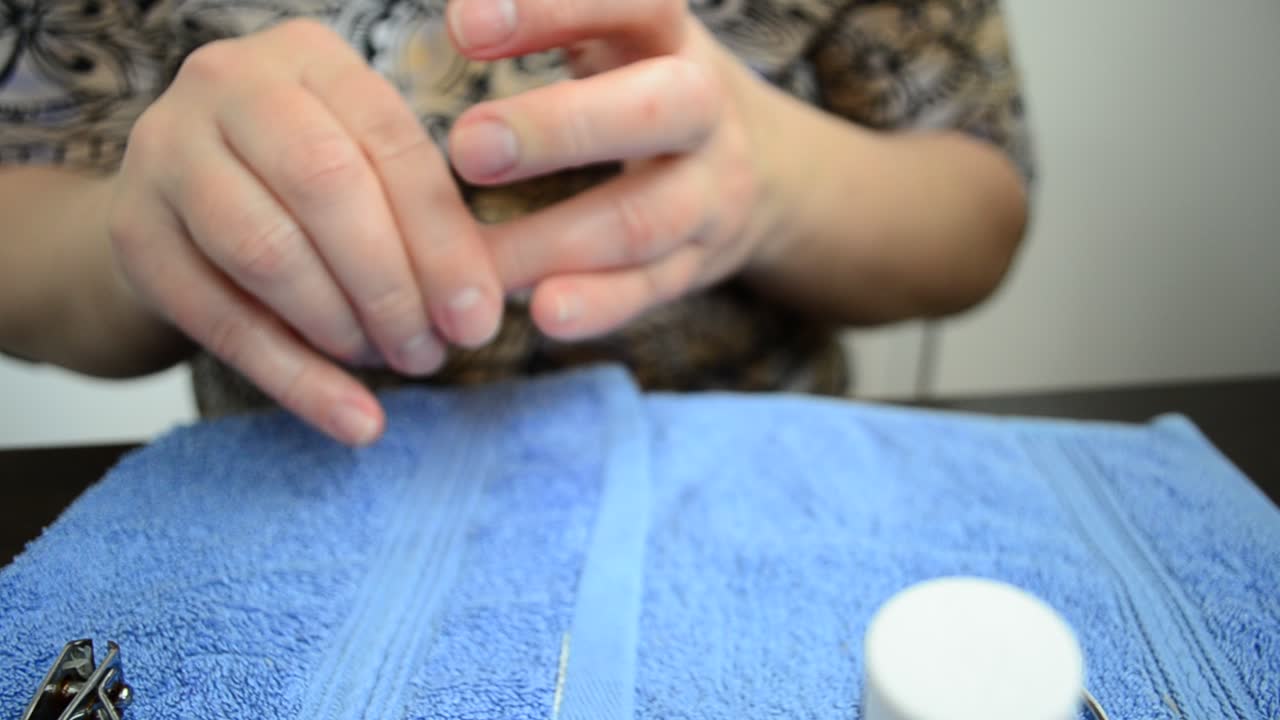 Manicure fai da te. Rimuoviamo le pellicine