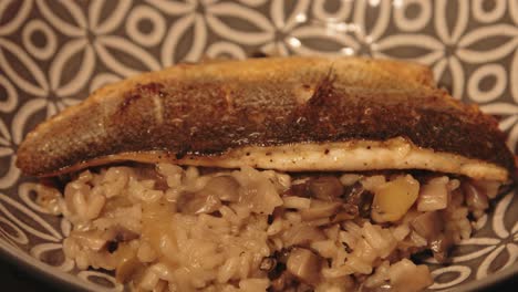 Delicioso-Pescado-De-Lubina-Sobre-Risotto-Italiano-De-Champiñones