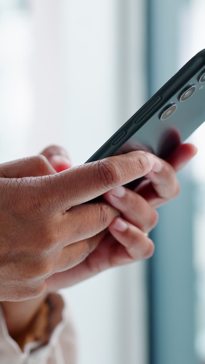 Primo piano di mani che digitano e scorrono su uno smartphone