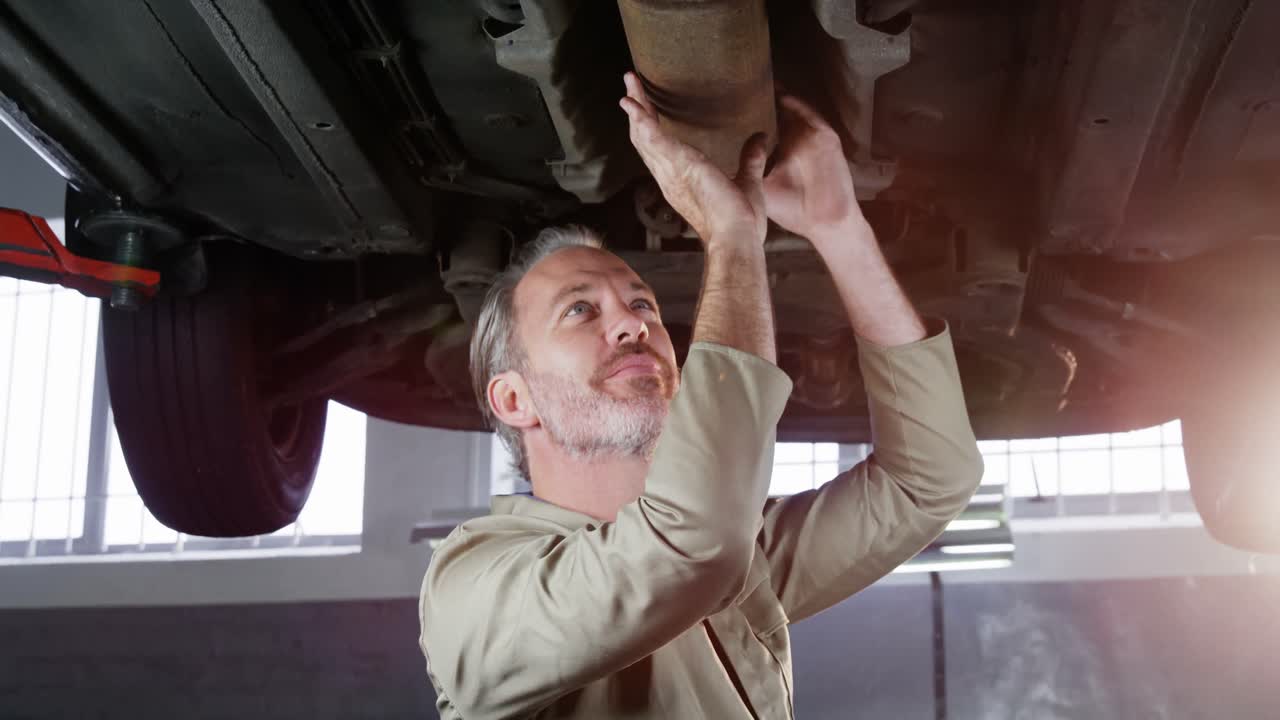 Mecânico de manutenção de um carro