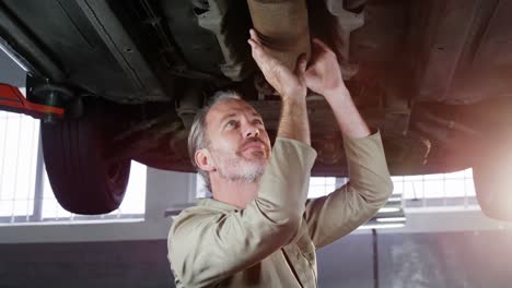 mecánico haciendo servicio a un coche