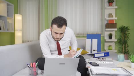un hombre de negocios preocupado estresado y deprimido.