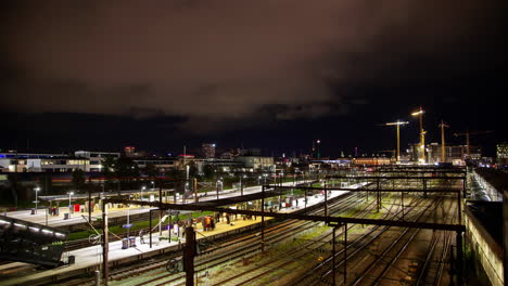 tráfico de copenhague &amp;amp; tren timelapse: escena nocturna en el centro de la ciudad