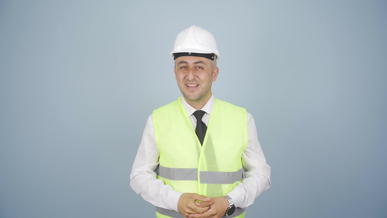 el ingeniero presenta el proyecto.