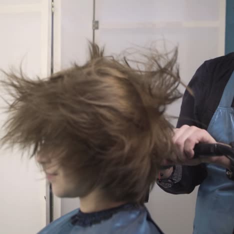 el estilista se muere el cabello.