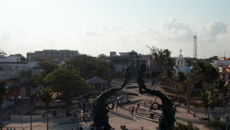 Revelando-Los-Alrededores-Del-Portal-Maya-Escultura-En-Playa-Del-Carmen.-Muñequita-Fuera