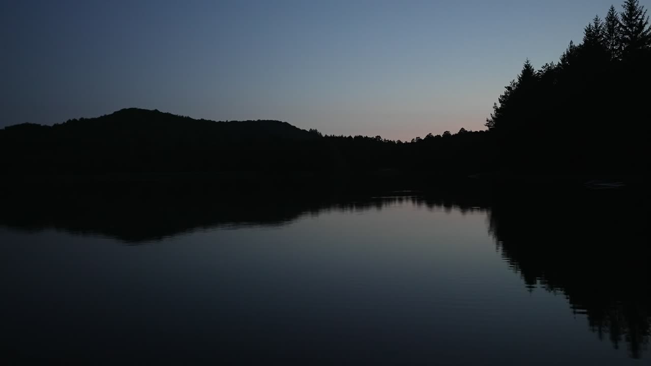 Hanau-järvi Ranskan Mosellen alueen luontoa hämärässä auringonlaskun jälkeen, yön kirkas horisontti