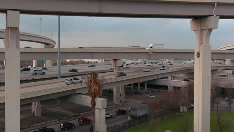 Toma-Panorámica-De-Automóviles-En-La-Autopista-I-10-Oeste-En-Houston