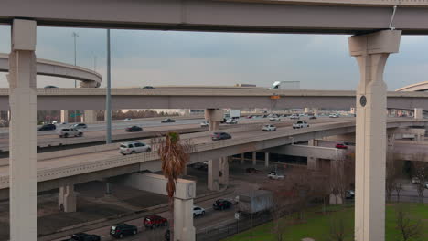 toma panorámica de automóviles en la autopista i-10 oeste en houston