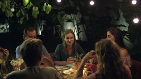 amigos en una fiesta con temática tropical