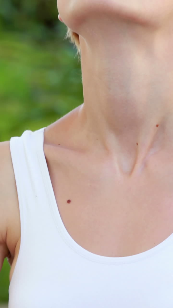 mujer relajada haciendo yoga