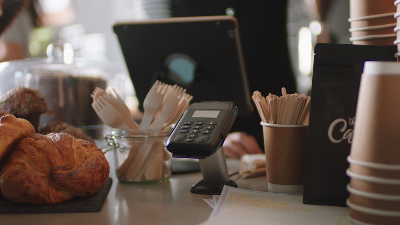 cerca del cliente pagando con tarjeta de crédito servicio de pago sin contacto comprando café en un café gastando dinero en un restaurante