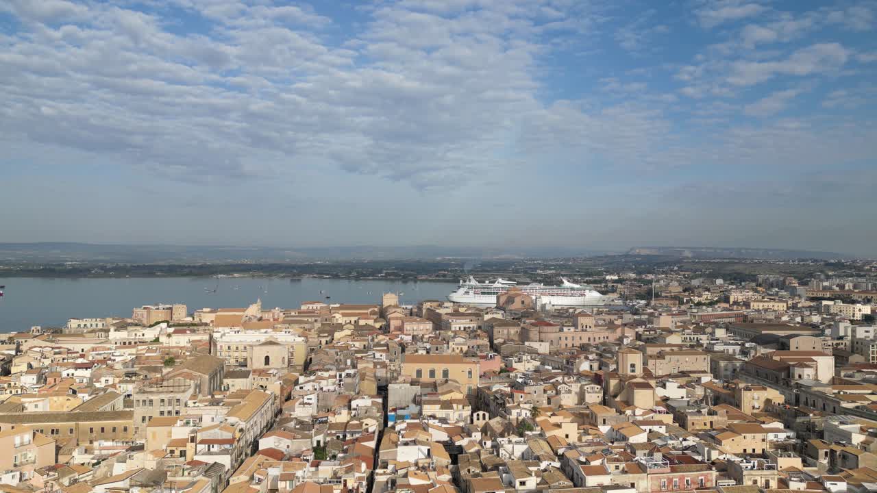 Riprese drone di Siracusa, situata nell'angolo sud-orientale dell'isola della Sicilia, accanto al Golfo di Siracusa e bagnata dal Mar Ionio.