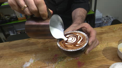 barista haciendo arte del latte