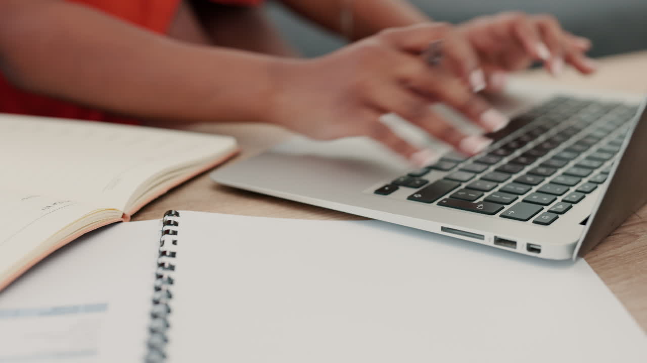 trabajo remoto, mujer negra y manos escribiendo