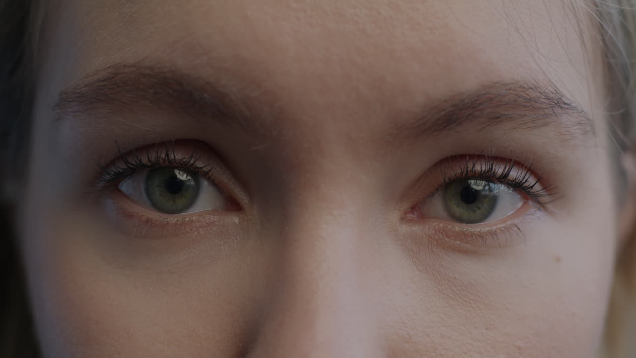 primer plano de los ojos de una mujer.
