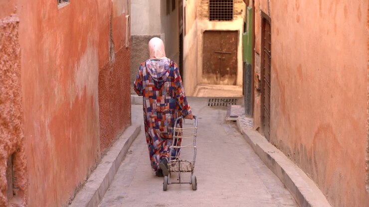 Una donna che cammina per le strade di Rabat, Marocco