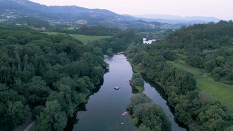 Fluss-Lima-Durch-Das-Dorf-Ponte-De-Lima-In-Portugal