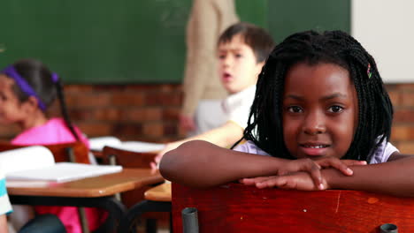 Niña-Sonriendo-A-La-Cámara-Durante-La-Clase