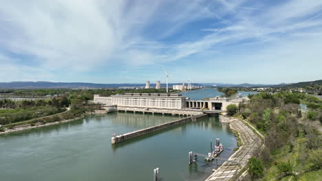 Panorama-Aéreo:-Presa-Donzère-Mondragon,-Un-Hito-Histórico-De-La-Energía-Verde.