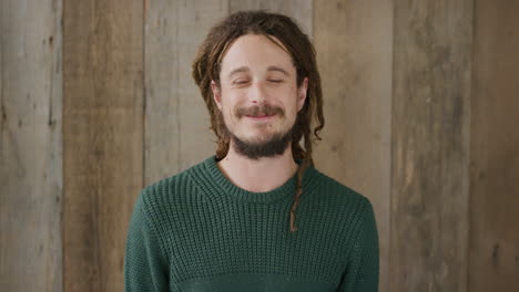 Retrato-De-Un-Joven-Feliz-Sonriendo-Disfrutando-Del-éxito-Satisfacción-En-El-Estilo-De-Vida-Peinado-Con-Rastas-Masculinas-Caucásicas-Cámara-Lenta