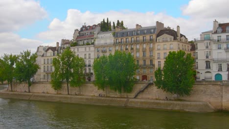 Ile-Saint-Louis-Gebäude-Mit-Quai-Orleans-Seine-In-Paris,-Frankreich---4k