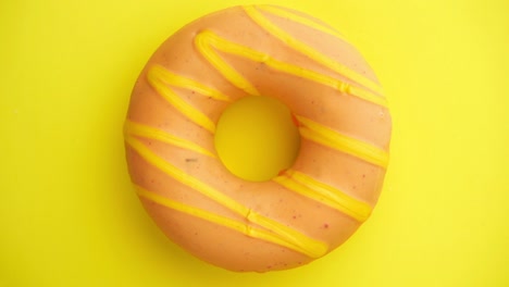 el donut está vidriado de cerca, con un bucle sin costuras.