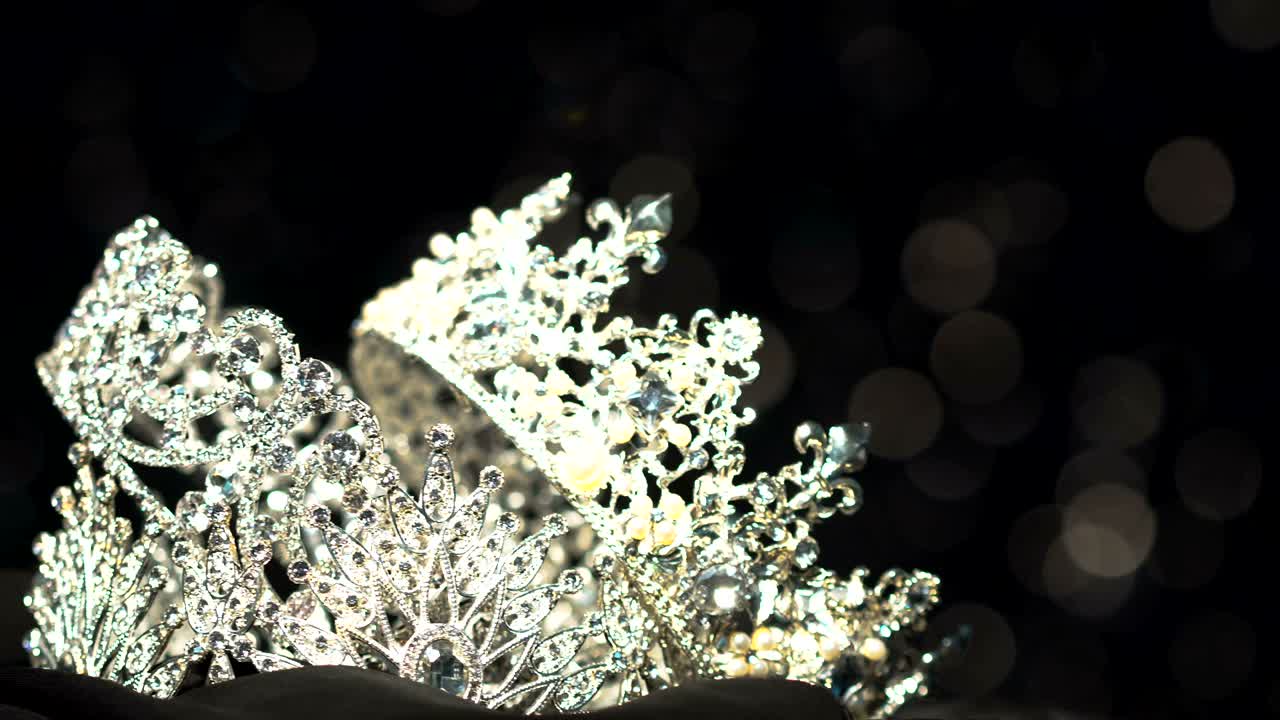 다이아몬드 왕관 경연 대회 배경