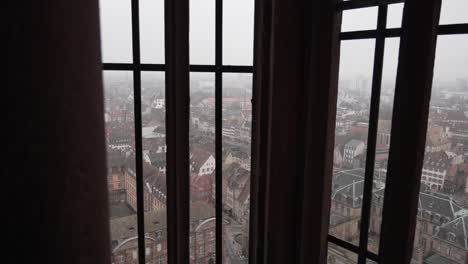 Vista-Desde-La-Catedral-De-Estrasburgo,-Que-Revela-Encantadoras-Calles-Y-Tejados-De-Estrasburgo,-Con-Cultura-Y-Arquitectura-Que-Combinan-Influencias-Alemanas-Y-Francesas.